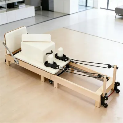 Obrázok produktu pre Pilates Reformer – zariadenie – skladacie – nastaviteľný odpor – nosnosť 250 kg – rám z javorového dreva a Imitácia kože – biela farba