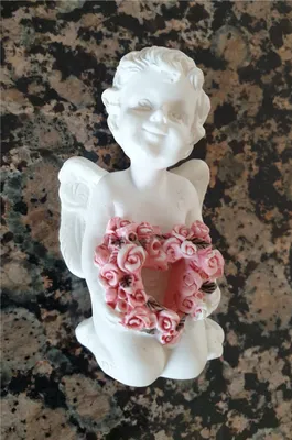 Produktbild von Gi133 altweiß Engel sitzend mit Rosen-Herz Gilde