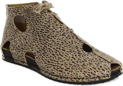 Produktbild von Beige Veloursleder Schuhe mit Kreisaussparungen und glänzendem Kupfer-Pflanzenmuster