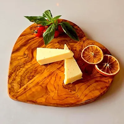 Image de Omgoods - Planche à découper en bois en forme de cœur, en bois d'olivier, fabriquée à la main