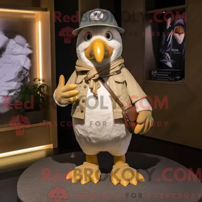Produktbild von Maskottchencharakter REDBROKOLY eines beigen Pinguins mit Shorts und Halsketten