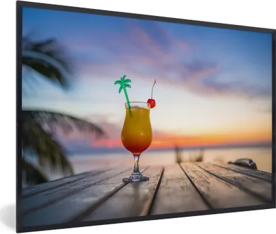 Produktbild von MuchoWow® Gerahmtes Poster Cocktail bei Sonnenuntergang am Strand 90x60 cm - Poster mit Schwarzem Bilderrahmen Wandposter Rahmen Foto Bilder - Fotorahmen - Foto-Plakat