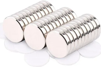 Produktbild von Kleine sterke runde Neodymium-Magneten, 15 x 3 mm, selbstklebend, für Magnettafeln, Kühlschränke