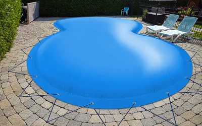 Produktbild von AirDeluxe® Aufblasbare achtform Poolabdeckung (Blau RAL5015, 7,70m x 5,00m) MIT elektr. Luftpumpe, Poolplane aus LKW Plane 680 g/m² (1360g/m²) - stabile Winter Abdeckung