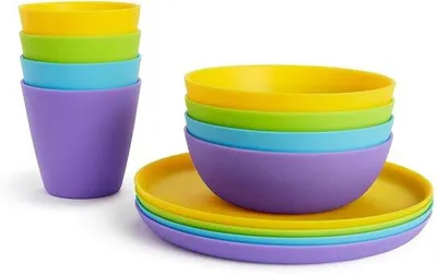 Zdjęcie produktu dla Zestaw 12-elementowego dziecięcego zestawu obiadowego Ibzoa® – 4 kubki (237 ml), 4 głębokie talerze, 4 miski, w różnych kolorach, wolny od BPA, możliwość układania w stos, można myć w zmywarce i podgrzewać w mikrofalówce, od 6 miesięcy (kubki od 18 miesięcy)