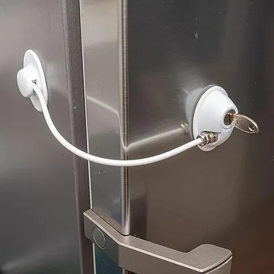 Produktbild von Sicherung mit Schloss, für Kühlschrank, Schrank, Tür, Fenster, in weiß, mit zwei Schlüsseln und Ersatz Klebepads, abschließbares Klebeschloss, Kindersicherung mit Schlüssel, Babysicherung für Haushalt