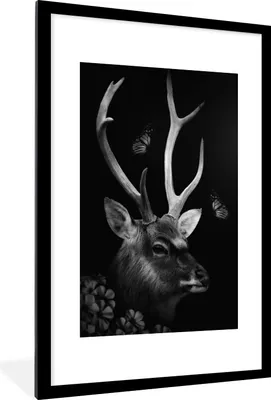 Produktbild von MuchoWow® Gerahmtes Poster Porträt eines Rehs im Dschungel - schwarz und weiß 60x90 cm - Poster mit Schwarzem Bilderrahmen Wandposter Rahmen Foto Bilder - Dekoration - Wandposter Wohnzimmer - Hochwertig
