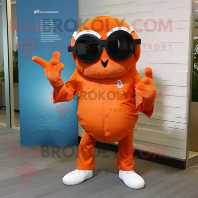 Produktbild von Orange REDBROKOLY Crab Cakes Maskottchen Kostüm figur bekleidet mit Schlagjeans und Sonnenbrille
