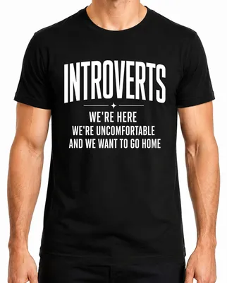 Productafbeelding van Introverte. We voelen ons ongemakkelijk. Uitspraak: "Ik wil weg." Sarcasme. Heren T-shirt, zwart, maat XL