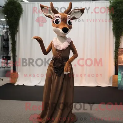 Produktbild von Maskottchencharakter REDBROKOLY eines braunen Rehs mit Abendkleid und Hosenträgern