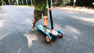 Produktbild von Chillafish Scotti 3-Rad Scooter mit Bremse, Farbe:Pink