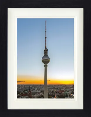 Produktbild von Berlin Gerahmtes Bild Mit Edlem Passepartout | Wand-Bilder | Im Bilderrahmen - Der Fernsehturm Bei Sonnenaufgang (40 x 30 cm)