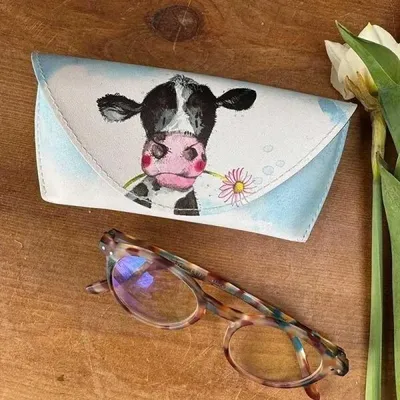 Produktbild von Brillenfutteral GL21 mit Motiv "Kuh und Margeriten" - Alex Clark