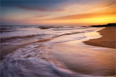 Produktbild von Wallario selbstklebendes Poster - Sonnenuntergang am Strand - Abendspaziergang, Größe: 61 x 91,50 cm