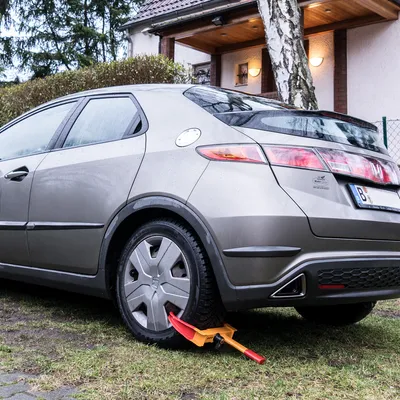 Produktbild von Navaris Reifen Parkkralle mit Schloss - inkl. Schlüssel - universell verwendbar für Auto Wohnmobil Räder - 47 x 24 x 6cm - Radkralle Wegfahrsperre