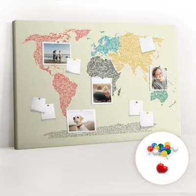 Imagen del producto de Tablero de corcho con chinchetas – Tablero con chinchetas para fotografías y notas – 120x80 cm – 100 chinchetas de colores – Mapa del mundo con letras