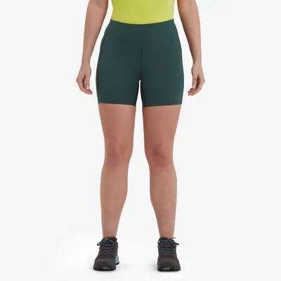 Damen Ineo Lite Shorts von Montane in dunkelgrün; kombiniert mit einem hellen Oberteil; sportliche Pose.