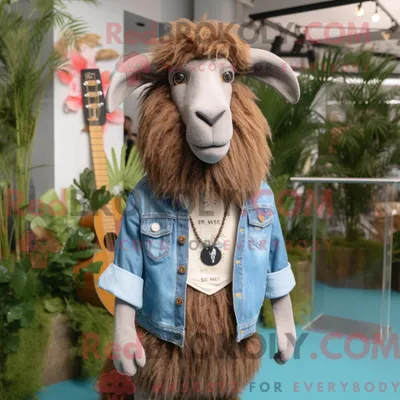 Produktbild von Maskottchen REDBROKOLY einer braunen Angoraziege mit Jeanshemd und Armbändern