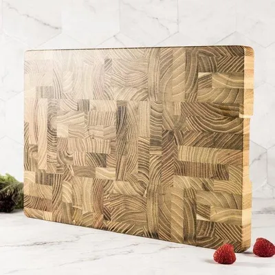 Image de Planche à découper Famanu, dimensions 37,5 x 24,5 x 2,5 cm, en bois d'acacia avec une texture particulière