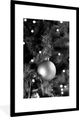 Produktbild von MuchoWow® Gerahmtes Poster Weihnachtskugel - Weihnachtsdekoration - schwarz und weiß 60x90 cm - Poster mit Schwarzem Bilderrahmen Wandposter Rahmen Foto Bilder - Dekoration - Wandposter Wohnzimmer - Hochwertig