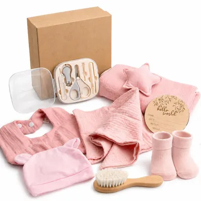 Zdjęcie produktu dla Zestaw prezentowy dla noworodka (8 w 1) w kolorze różowym, dla dziewczynki lub chłopca: chusta muślinowa, śliniak, czapka, skarpetki, szczotka, zestaw do pielęgnacji paznokci, karta do oznaczania ważnych momentów