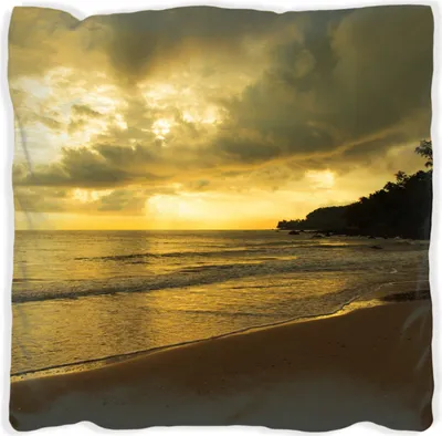 Produktbild von Wallario Premium Kissen, weiche Oberfläche, mit Motiv Badestrand auf den Malediven - Stille am Abend, Größe: 60 x 60 cm, mit weißer Rückseite