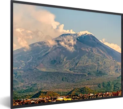 Produktbild von MuchoWow® Gerahmtes Poster Der rauchende Ätna in Italien mit der Stadt Catania 80x60 cm - Poster mit Schwarzem Bilderrahmen Wandposter Rahmen Foto Bilder - Schwarzem - Mit Gestell