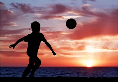Produktbild von Wallario Poster - Fußball - Kleiner Junge spielt im Abendrot, Kunstdruck Größe: 70 x 100 cm
