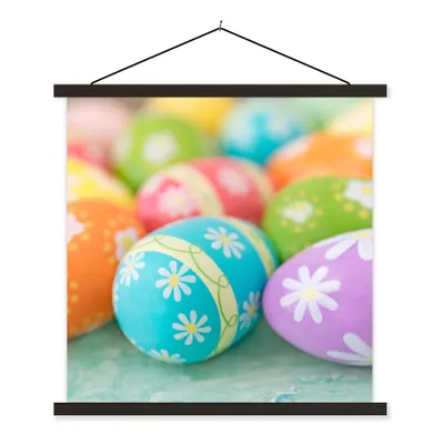 Produktbild von MuchoWow® Textilposter Bunte Ostereier auf einem Ostertisch 60x60 cm mit schwarzem Rahmen - Posteraufhänger