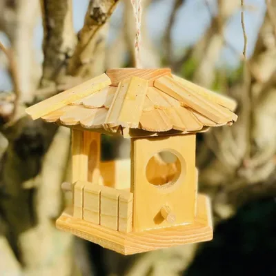 Image de Nourrisoir hexagonal en bois - Maisonnette naturelle pour oiseaux, idéale pour l'extérieur