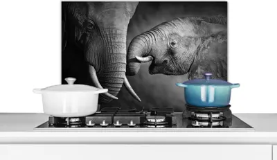Produktbild von KitchenYeah®  Spritzschutz Küche - Küchenrückwand - Wandschutz für Herd und Spüle - Wildtiere - Elefant - Schwarz - Weiß - Porträt 60x40 - Alu-Dibond (Alternative zum Spritzschutz aus Glas) - Hitzebes