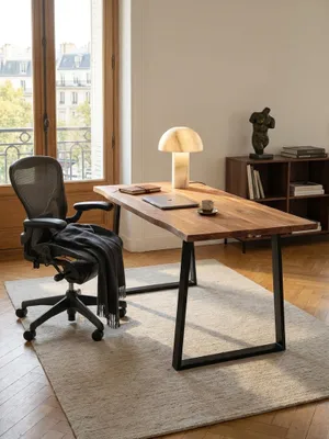 Bürotisch aus Akazienholz kombiniert mit einem ergonomischen schwarzen Bürostuhl, eine stilvolle Einrichtung für das moderne Arbeitszimmer._#sku_SAFWL7.261#