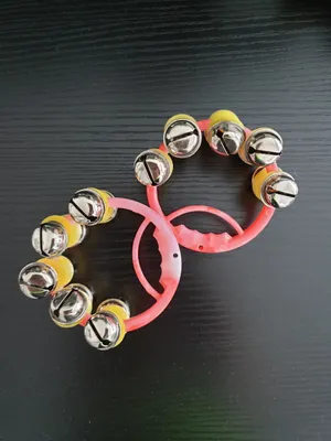 Produktbild von Fu68050 rot-rosa-gelb Hand Rassel mit Glöckchen