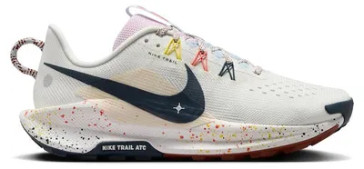 Produktbild von Nike React Pegasus Trail 5 Summit White Football Grey Pink Foam Armory Navy (Women's) - EU 38.5