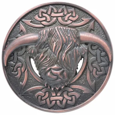 Imagen del producto de Broche para kilt con motivo de vaca de las Highlands y diseño de nudo celta