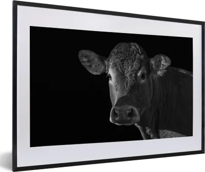 Produktbild von MuchoWow® Gerahmtes Poster Kuh - Tiere - Schwarz - Weiß - Porträt 60x40 cm - Poster mit Schwarzem Bilderrahmen Wandposter Rahmen Foto Bilder - Schlafzimmer - Plakat in Rahmen - Drucken