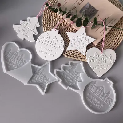 Productafbeelding van 4 siliconen mallen voor kerstdecoraties: ster, huis, kerstboom en hart.