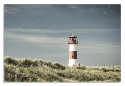 Produktbild von Wallario Frühstücksbrettchen aus Glas 20 x 30 cm mit rutschfesten Füßen, Motiv Leuchtturm auf der Düne am Strand