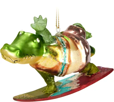 Image de BRUBAKER Crocodile surfant - Boule de Noël en verre - Maître nageur Crocodile sur planche de surf - Peint à la main - Drôle de décoration de sapin de Noël - 13 cm
