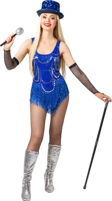 Frau im kompletten Showwoman-Outfit hält ein Mikrofon und einen Showstock – der Body funkelt aus allen Winkeln.
