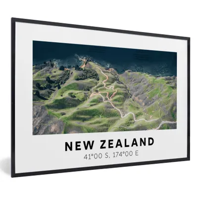 Produktbild von MuchoWow® Gerahmtes Poster Neuseeland - Wasser - Grün - Strand 60x40 cm - Poster mit Schwarzem Bilderrahmen Wandposter Rahmen Foto Bilder - Printing - Wanddeko Schlafzimmer
