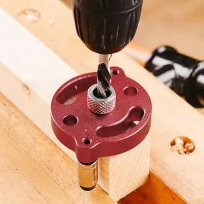 Produktbild von Bohrhilfe mit Mittenfinder für die Holzbearbeitung, vertikal selbstzentrierend, mit Bohrbuchsen von 3 bis 10 mm, aus Aluminiumlegierung, rot