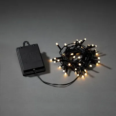 Produktbild von Konstsmide LED Lichterkette, mit an/aus Schalter und 6h Timer, mit 8 Funktionen und Memoryfunktion, gefrostet, 40 warm weiße Dioden, batteriebetrieben, Außen (IP44), schwarzes Kabel, Batterie: 4 x AA 1,5V (exkl.) - 3724-130