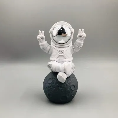 Image de Figurine d'astronaute miniature, en PVC, dimensions : 10,7 x 7 x 6 cm, idéale pour la décoration de table