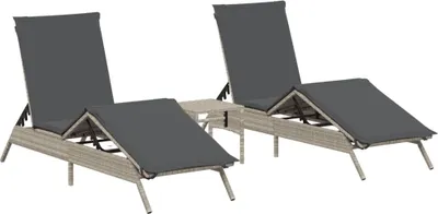 Produktbild von vidaXL Sonnenliegen 2 Stk. mit Tisch Hellgrau Poly Rattan