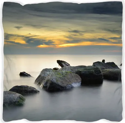 Produktbild von Wallario Premium Kissen, weiche Oberfläche, mit Motiv Mystische Felsen im Meer, Größe: 40 x 40 cm, mit weißer Rückseite