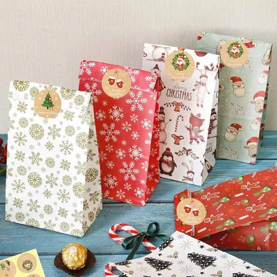 Papiergeschenktüten für Weihnachten - 12 Stück mit Aufklebern