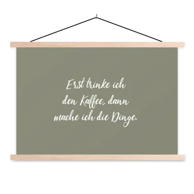 Produktbild von MuchoWow® Textilposter Erst trinke ich den Kaffee, dann mache ich die Dinge - Sprichwörter - Zitate - Kaffee 120x80 cm mit holzfarbenen Rahmen - Aufhängeset