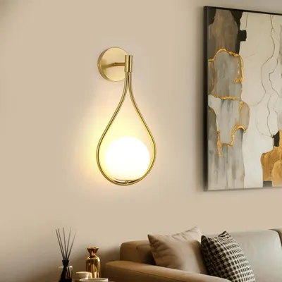 Immagine prodotto di Lampada da parete moderna con paralume sferico in vetro, ideale per interni