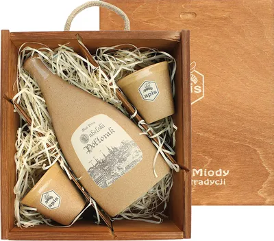 Produktbild von Lubelski Met Pó³torak-Einhalber (Keramik angoba) Geschenkset in einer Holzbox mit kleinen Keramikbechern | 500ml | 16% Alkohol Metwein | Polnische Produktion